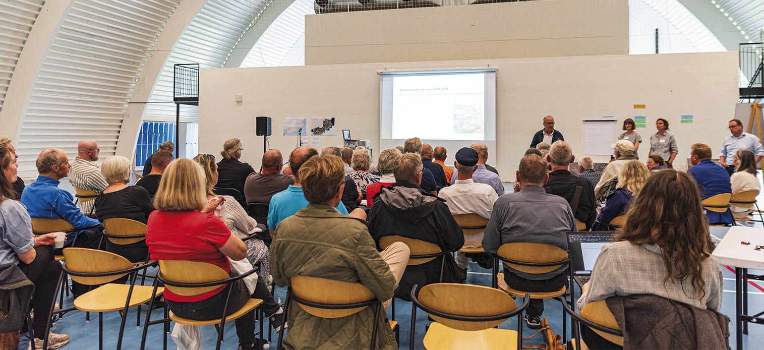 Kongelundshallen er rigeligt stor til de 40–45 fremmødte borgere Foto: Jens Munch.