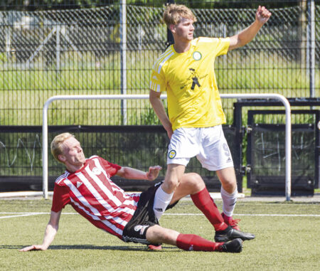 Kasper Walker nedlægges bagfra. Foto: Henrik Rosschou.