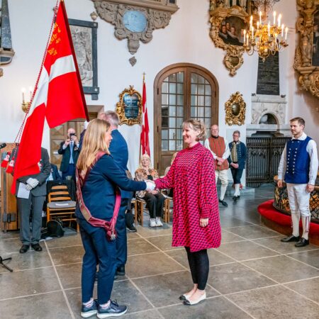 Søs Ludvigsen takker Camilla af Rosenborg for den nye fane. Foto: TorbenStender.