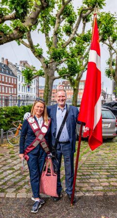 Søs Ludvigsen og Klaus Nilsson med fanen. Foto: TorbenStender.