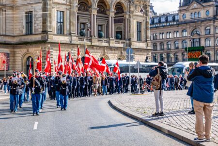 Optoget går over Kongens Nytorv til Nyhavn. Foto: TorbenStender.