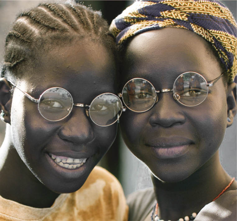 To glade piger, der har fået briller.