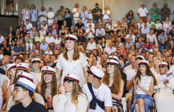 Glade studenter samlet til translokation. Foto: Tårnby Gymnasium & HF.