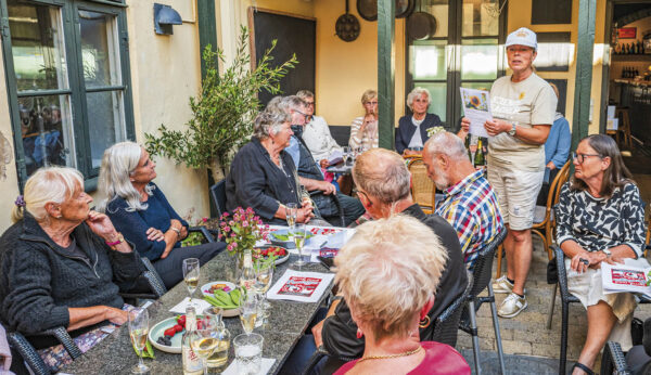 Søs Ludvigsen fortæller om foreningens kommende arrangementer. Foto: TorbenStender.