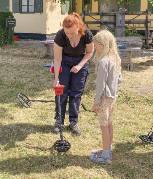 Rikke Søgaard demonstrerer, hvordan detektoren virker. Arkivfoto: Museum Amager.