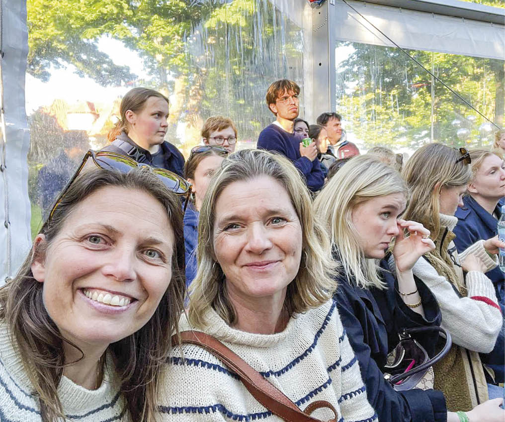 Samfundsfagslærer Gitte Staghøj (tv.) er med eleverne til Folkemødet på Bornholm. Foto: Tårnby Gymnasium & HF.