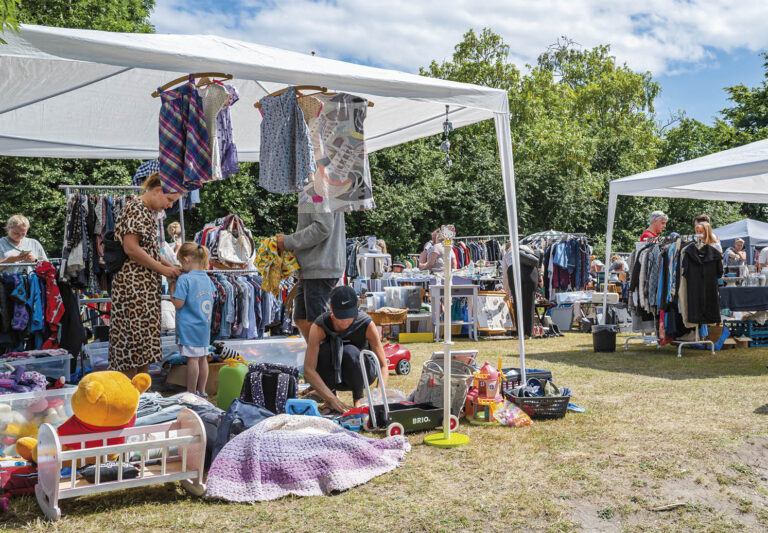 På arealet uden for Kræmmergården i Store Magleby bliver der gjort gode køb på loppemarked. Foto: TorbenStender.