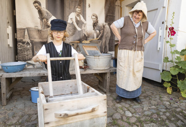 De besøgende prøver kræfter med vask, som man gjorde det i gamle dage. Arkivfoto: TorbenStender.