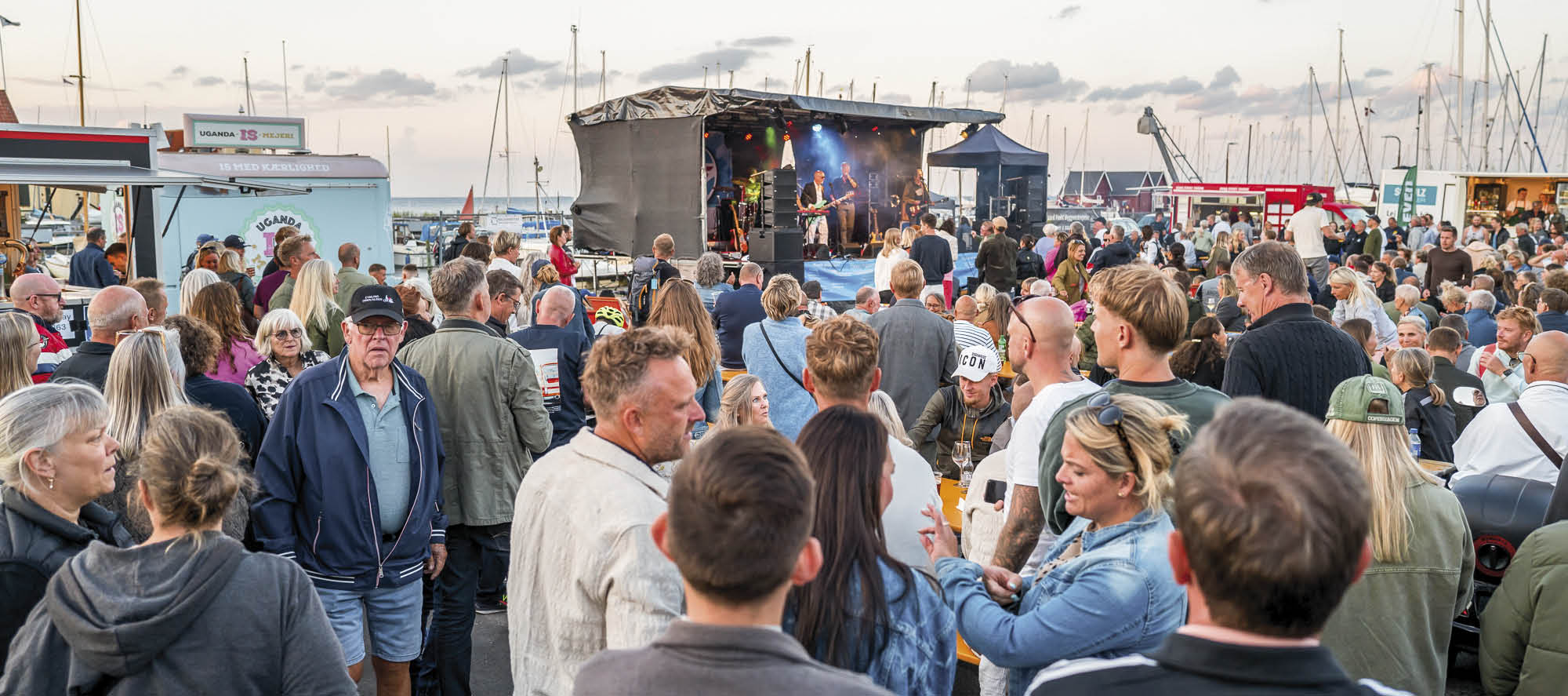 Gennem hele weekenden blev der festet med livemusik på Dragør Havneplads. Foto: TorbenStender.