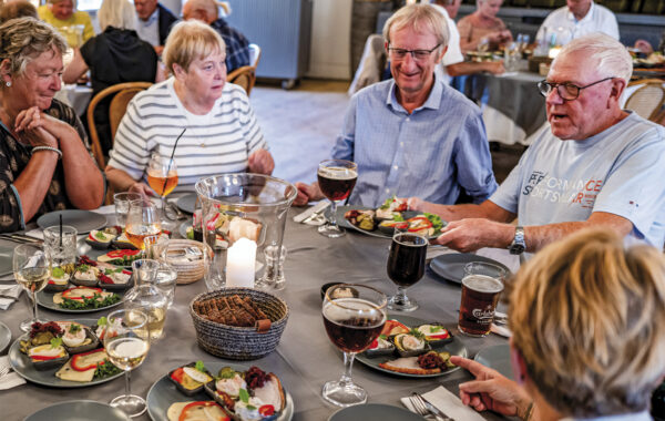 På første møde i Dragør Borgerforening efter sommerferien bliver medlemmerne fristet med lækkert smørrebrød. Foto: TorbenStender.