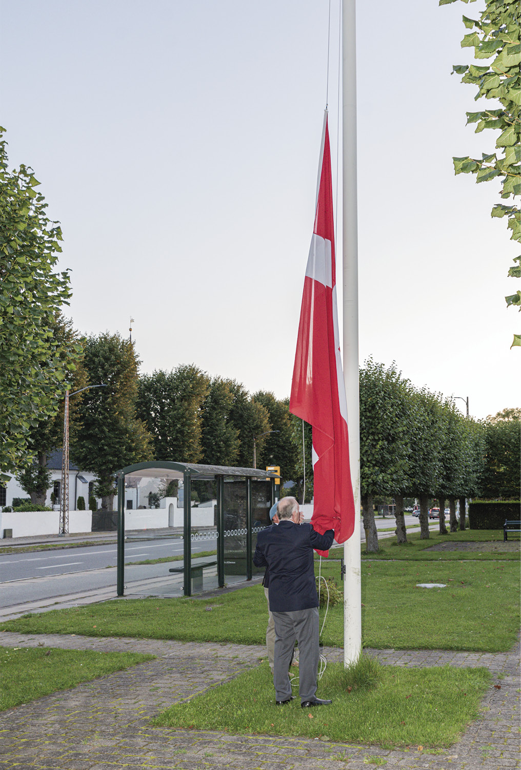 Strygning af Dannebrog markerer slutningen på sidste års ceremoni på Dragør Rådhus. Foto: Henrik Askø Stark.