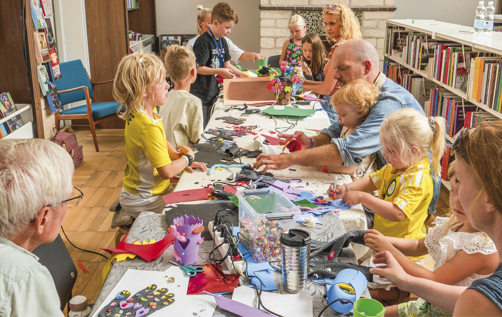 Der er gang i produktionen af handskedukker inde på biblioteket. Foto: TorbenStender.