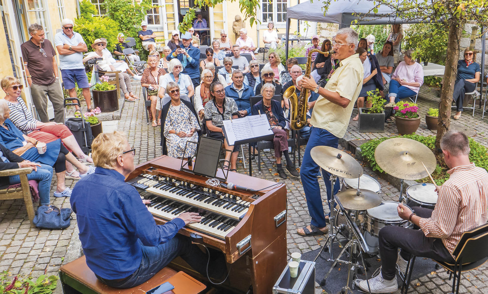 Mads Hansen Trio spiller jazzmusik i gårdhaven. Foto: TorbenStender.