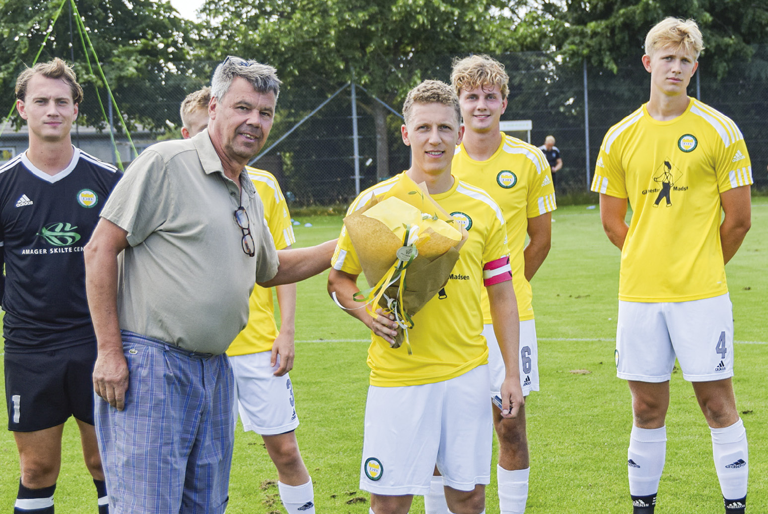 Kampjubilaren, Frederik Frost, får overrakt blomster af DB’s formand Carsten Hein. Foto: Henrik Rosschou.