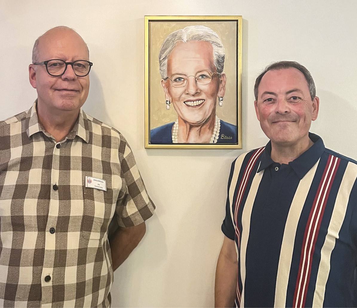 Ole Andersen, centerleder på Enggården (tv.), og kunstner Peter Bøgelund med et af de donerede portrætter – her af Hendes Majestæt Dronning Margrethe II. Foto: Tinna Haagensen.