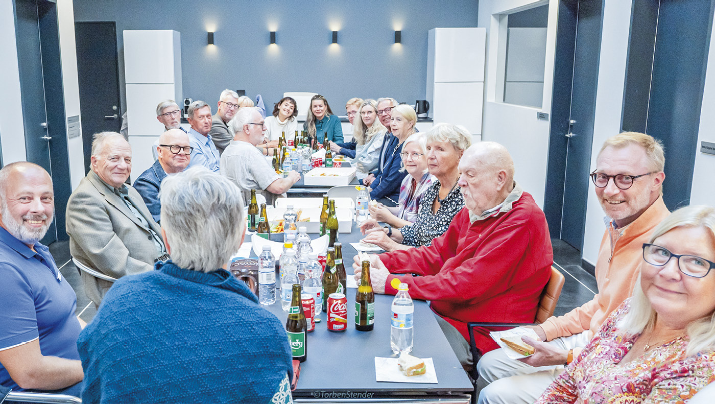 I fyldt frokoststue får dagens fremmødte forfriskninger, læring og inspiration. Foto: TorbenStender.