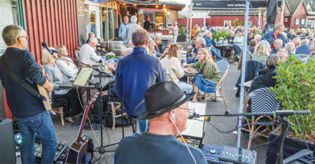 De 3 Måske 4 underholder gæsterne på Café Espersen. Foto: TorbenStender.