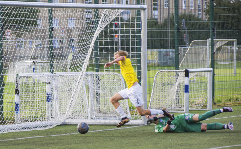 Hector Uhl triller bolden i mål til 0–2 i kampen mod Fremad Amagers 2.-hold. Foto: Henrik Rosschou.