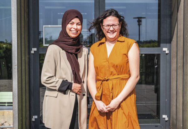 Merve Durmaz (tv.) og Sarah Wibrand. Foto: TorbenStender.