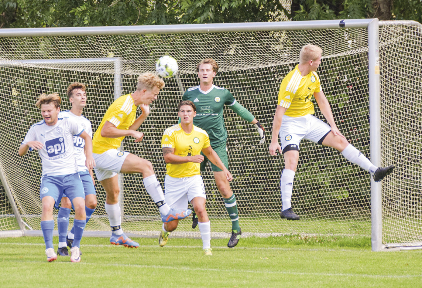 Albert Kindberg får headet bolden væk. Foto: Henrik Rosschou.