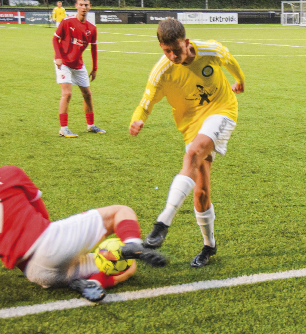 DB’s unge talent, Tobias Hjorth, tackler igennem. Foto: Henrik Rosschou.