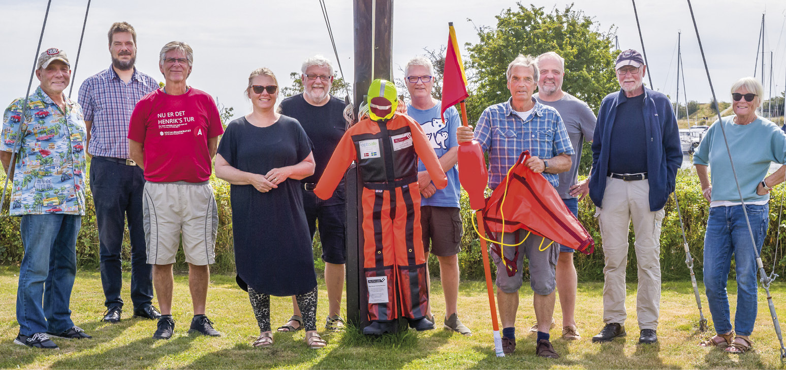 Træningsholdet fra Dragør Bådelaug med MOB-bøjen og -dukken. Foto: TorbenStender.