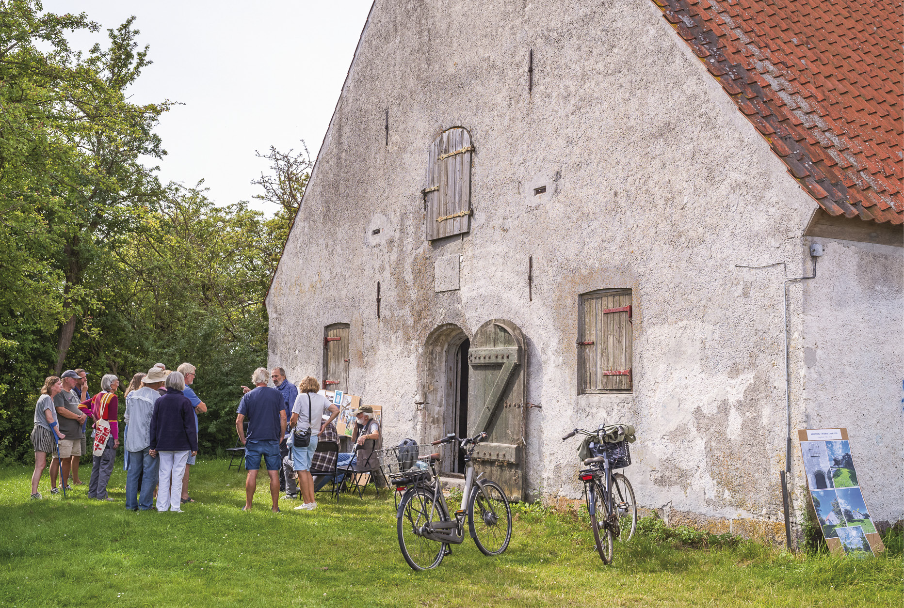 Ole Storgaard fortæller en gruppe interesserede borgere om Krudthuset. Foto: TorbenStender.