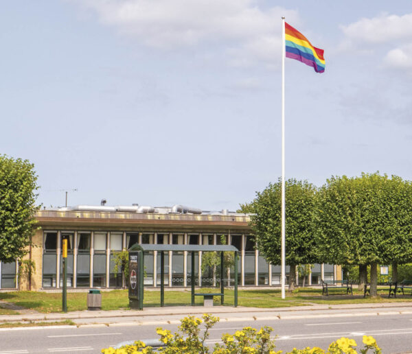 Regnbueflaget er atter hejst i flagstangen ved Dragør Rådhus. Foto: TorbenStender.