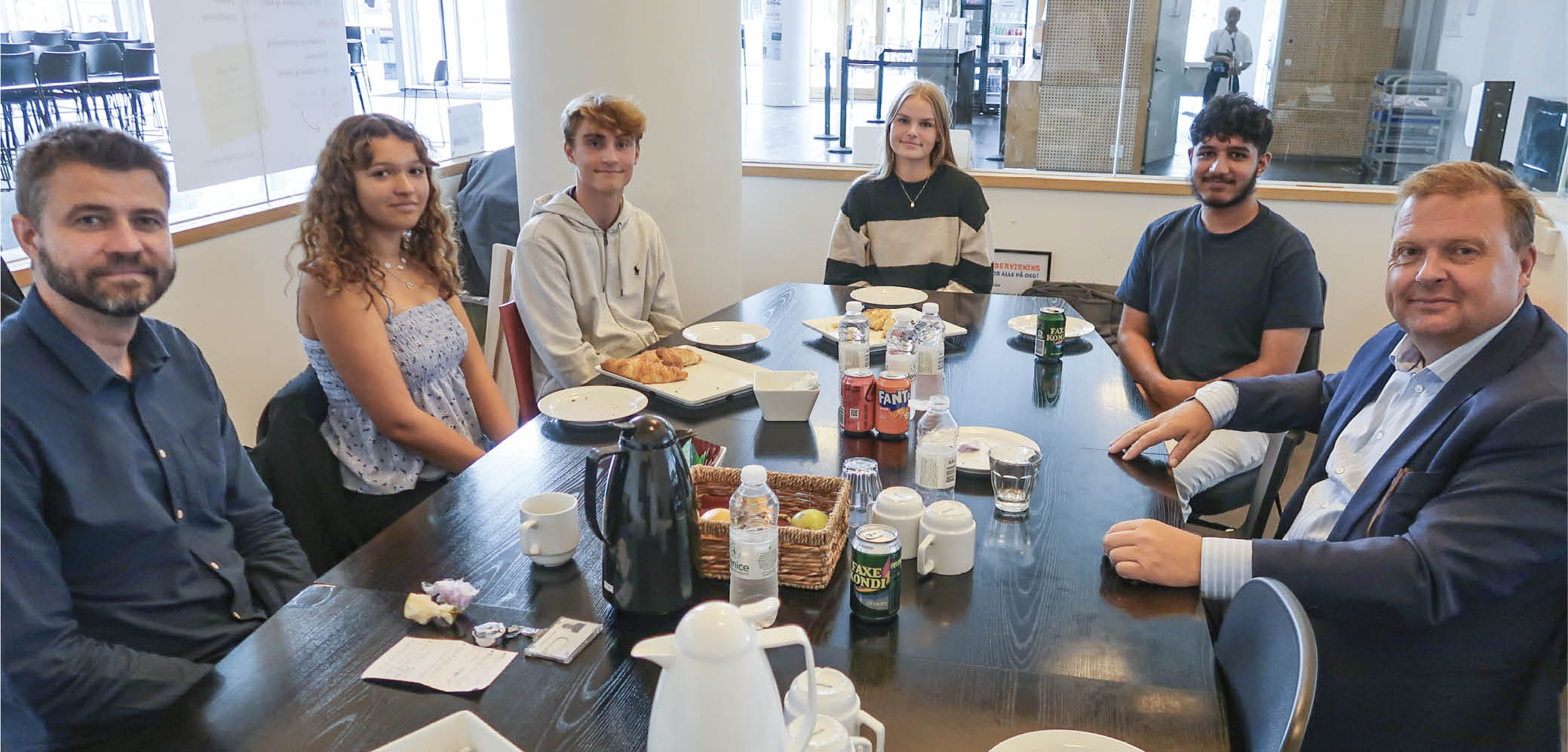 Borgmester Kenneth Gøtterup (th.) og rektor Mads Skrubbeltrang sammen med eleverne (fra venstre) Malou Bonny Hansen, David Prammann Schrøder, Mathilde Caroline Bækgaard og Ibrahim Beg. Foto: Kirsten Marie Juel Jensen.