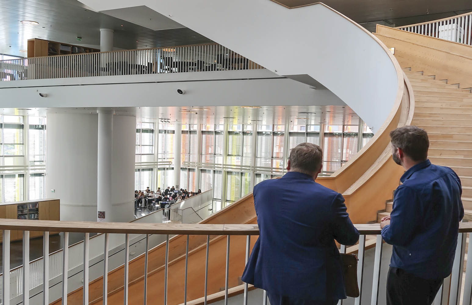 Mads Skrubbeltrang viser Kenneth Gøtterup hvordan de åbne rum bliver brugt i undervisning. Foto: Kirsten Marie Juel Jensen.