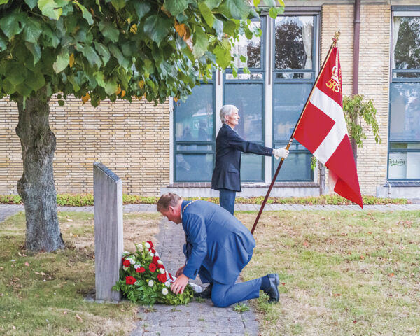 Borgmester Kenneth Gøtterup lægger blomster ved mindedesmærket foran Dragør Rådhus. Foto: TorbenStender.