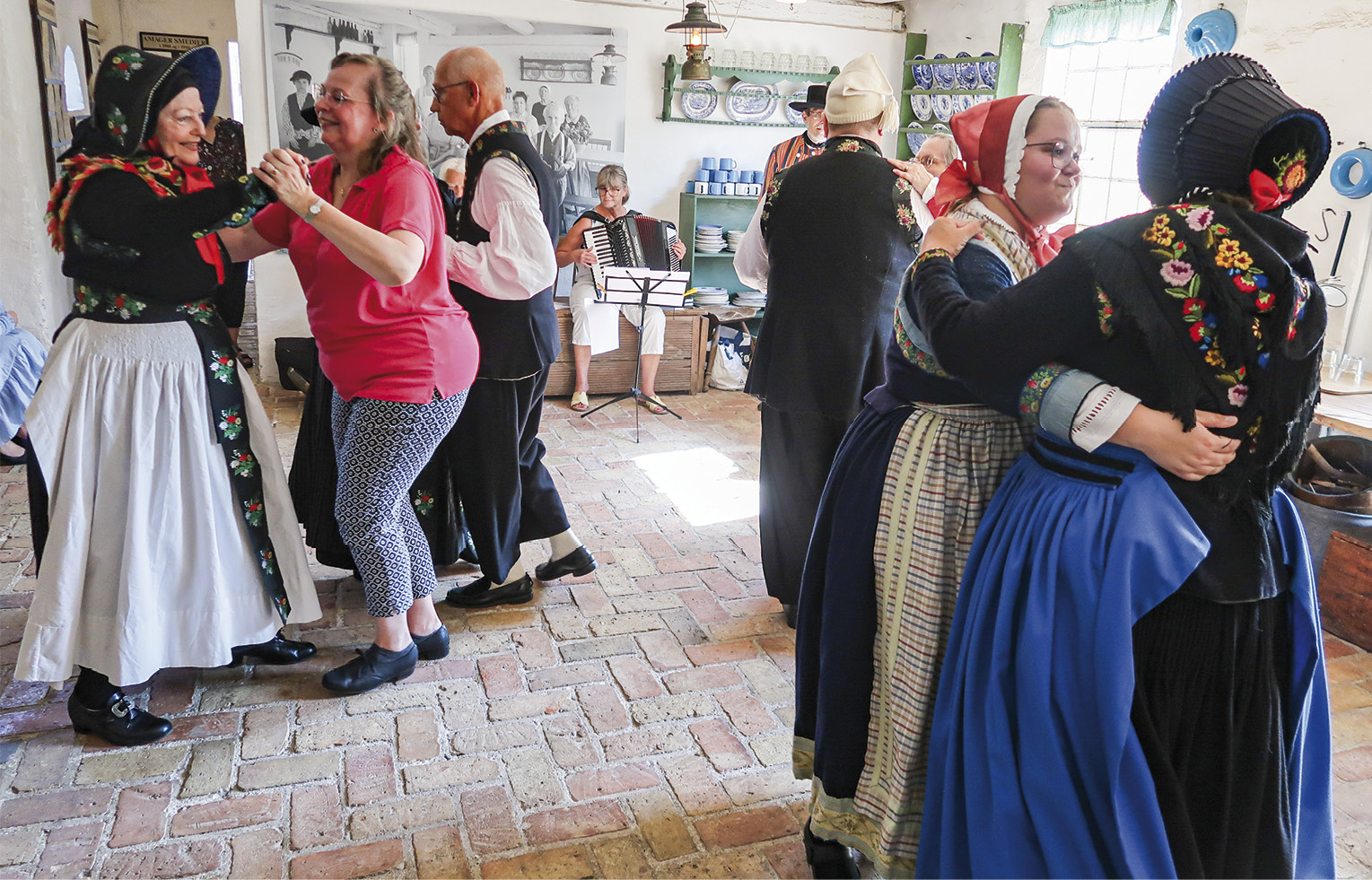 Folkedanserne trodsede sensommervarmen på Amagermuseet. Foto: Kirsten Marie Juel Jensen.