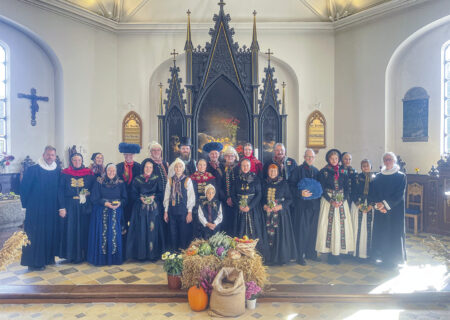 20 lokale er mødt op til høstgudstjenesten i amagerdragter. Foto: Store Magleby Kirke.