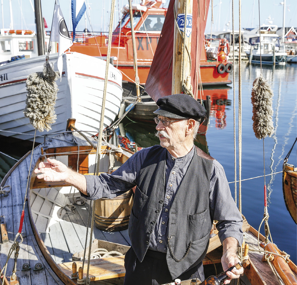 Flemming Sieben giver den som sejlende handelsmand om bord på en kadrejer. Foto: Maya Schuster.