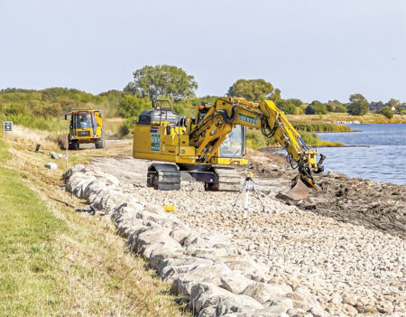 Dragør Kommune arbejde med at udbedre skaderne på diget i Søvang. Foto: TorbenStender.