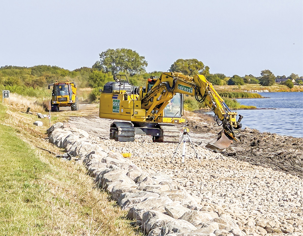 Dragør Kommune arbejde med at udbedre skaderne på diget i Søvang. Foto: TorbenStender.