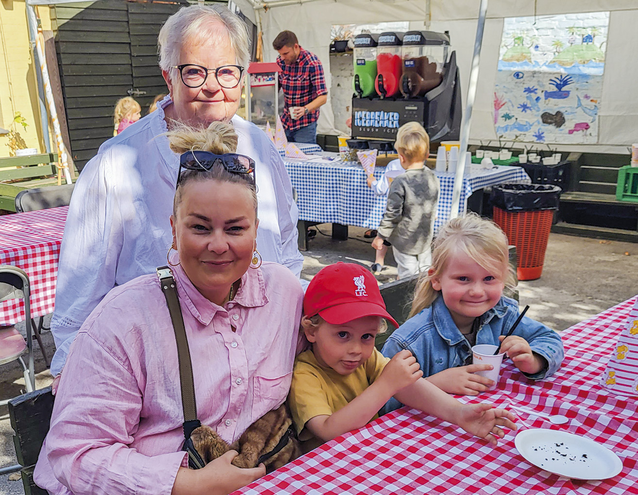 Havana og Buster Bøtkjær Mortensen har inviteret både mor, Marie-Louise Bøtkjær Gøtterup, og mormor, Irene Gøtterup, med til fest i børnehaven. Det er langt fra første gang, Irene Gøtterup var på besøg – faktisk arbejdede hun i børnehaven fra 1981 til 1984. Foto: Tim Panduro.