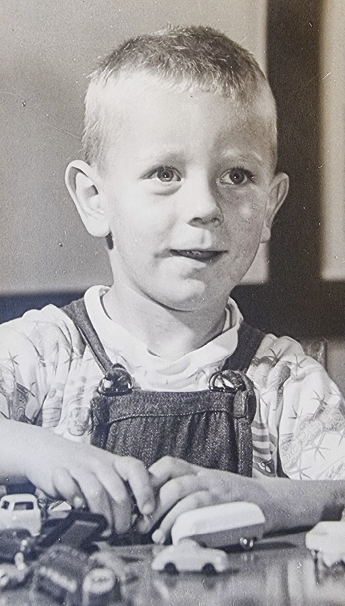 Jes Holm husker en børnehave med disciplin – men der var også tid til leg for den unge Jes, der her er i fuld gang med at udfolde sig med børnehavens legetøj i begyndelsen af 1960’erne. Privatfoto.