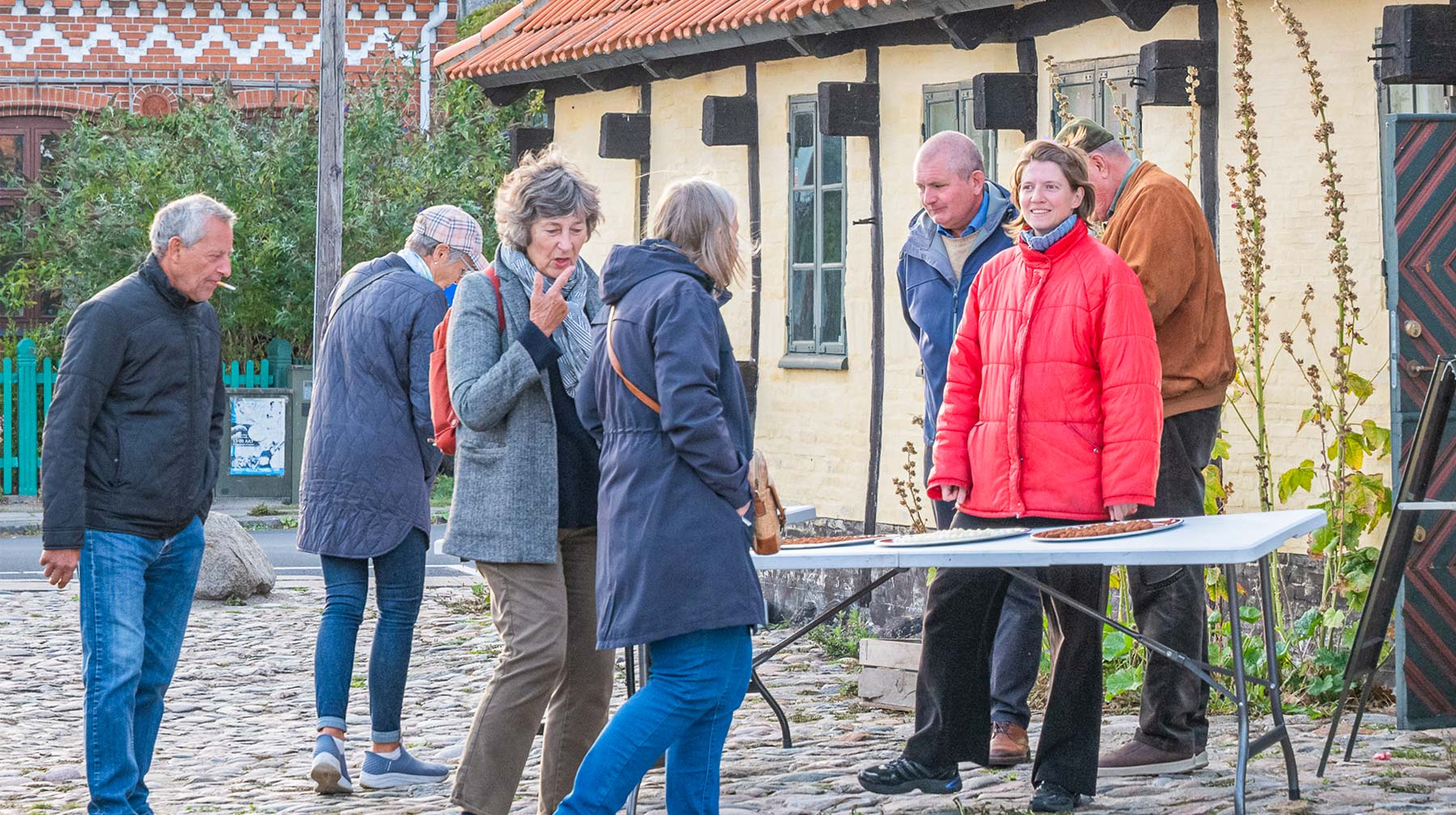 Ud for Dragør Museum byder Museum Amagers personale på erstatningsmarcipan, som man anvendte under krigen. Foto: TorbenStender.