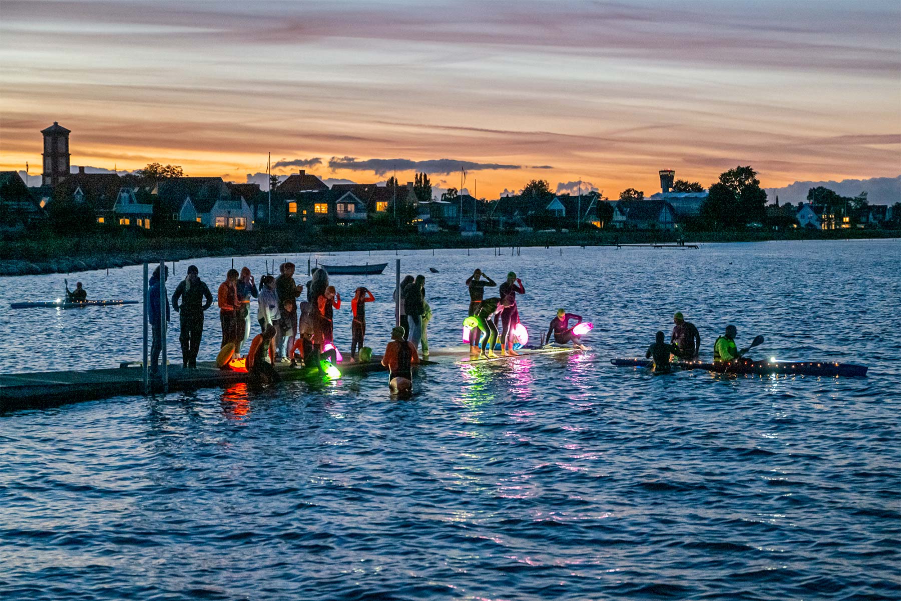 Ved mørkets frembrud gør havsvømmere og kajakroere sig klar til at drage ud på Øresund med lys. Foto: TorbenStender.