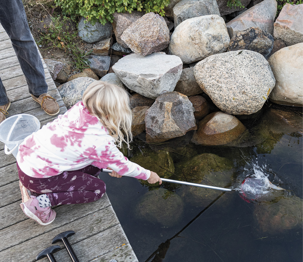 Det kræver koncentration at være på fisketur – især når mørket falder på. Foto: Thomas Mose.