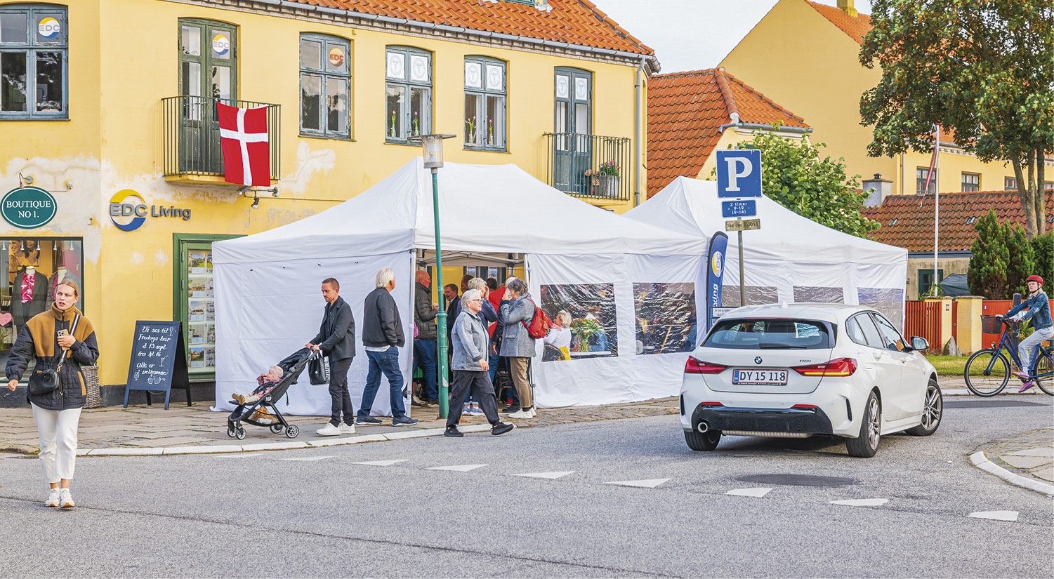 Der er fyldt i festteltene på Vestgrønningen, hvor EDC Living byder på mad og kolde fadøl. Foto: TorbenStender.