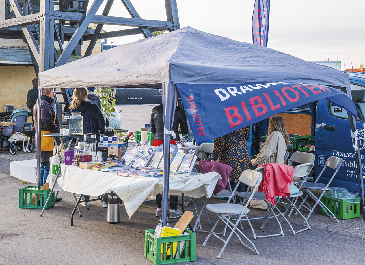 Dragør Bibliotek har taget opstilling under lodstårnet. Foto: TorbenStender.