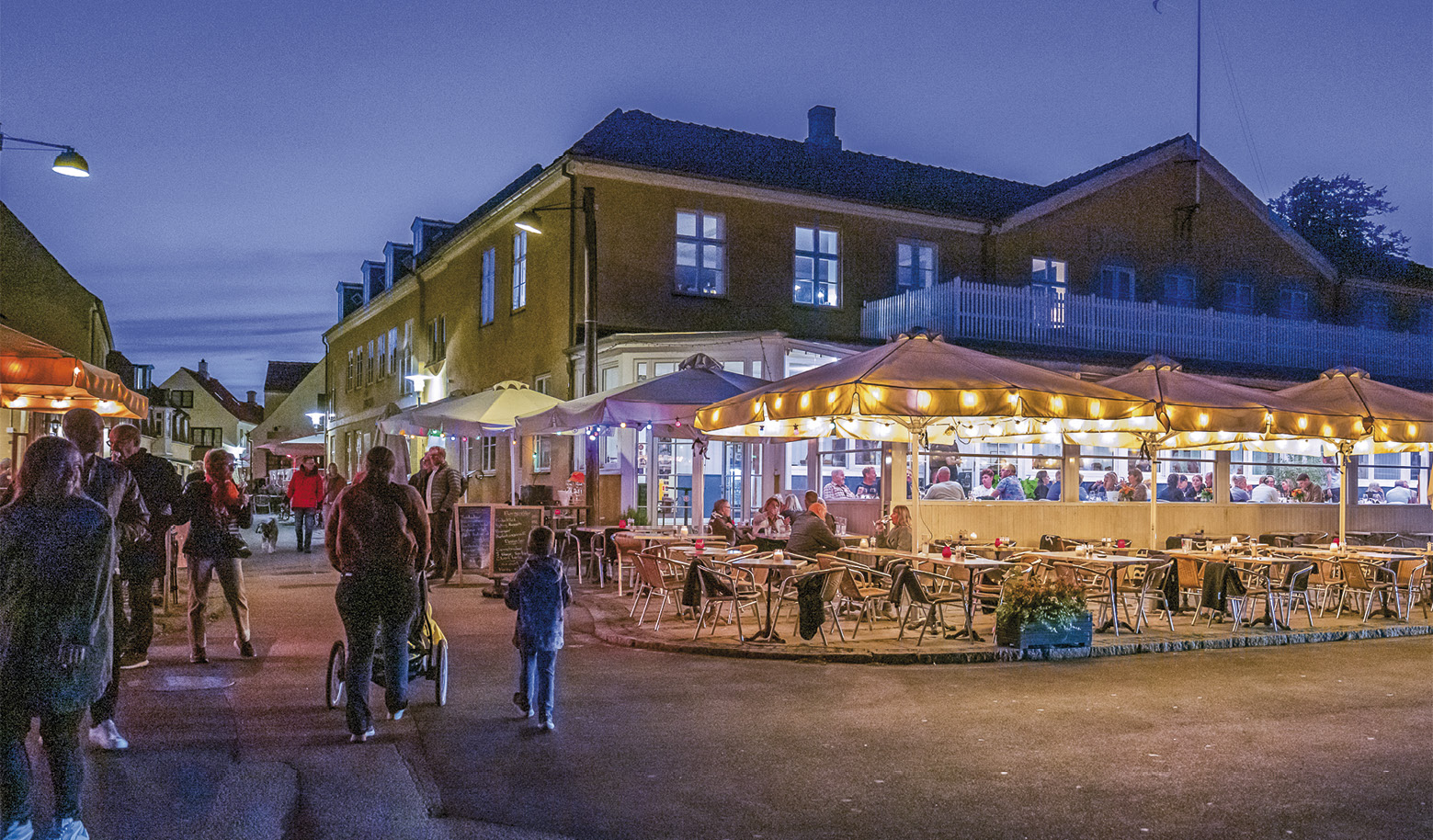 Mange bruger deres fredag aften med at opleve kulturnattens tilbud i Dragør. Foto: TorbenStender.