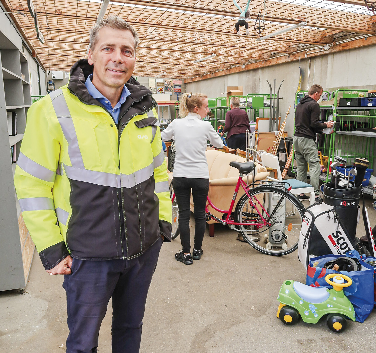 Genbrugschef i Amager Ressourcecenter Kasper Dibbern Petersen fortæller om pladsens nye tiltag. Foto: Kirsten Marie Juel Jensen.