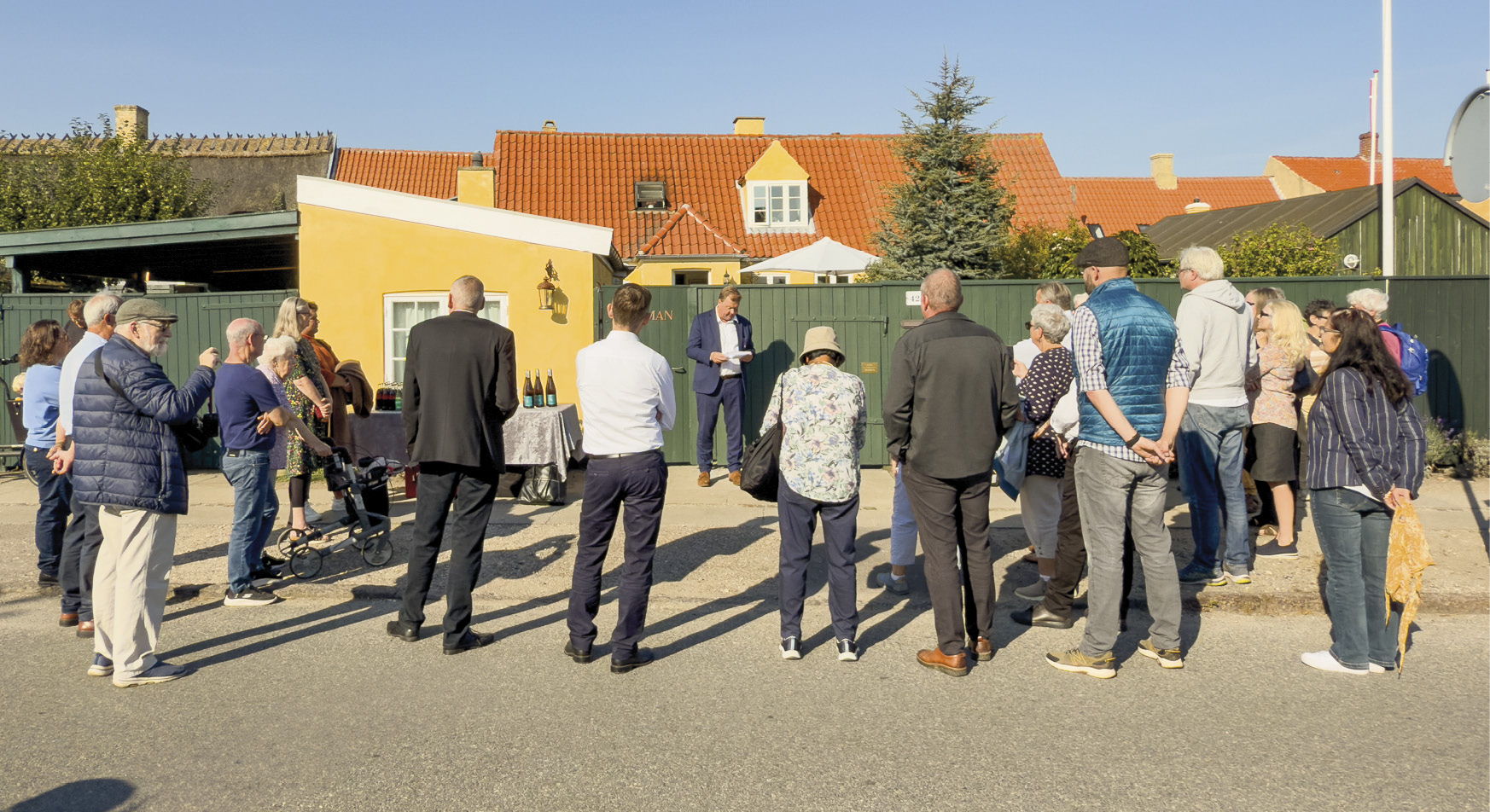 Borgmester Kenneth Gøtterup invier placeringen af snublesten med en tale om Ellen Wilhelmine Nielsens liv. Foto: TorbenStender.