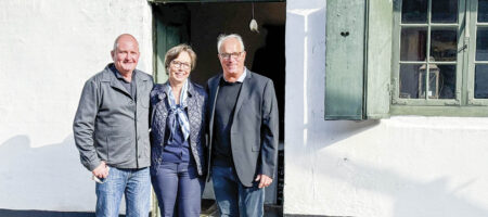 Foran den gamle gård i Store Magleby ses her museumsleder for Museum Amager, Søren Mentz (tv.), bobestyrer Kirsten Hede og bestyrelsesformand for Museum Amager, Carsten Dinesen Maass. Foto: Museum Amager.