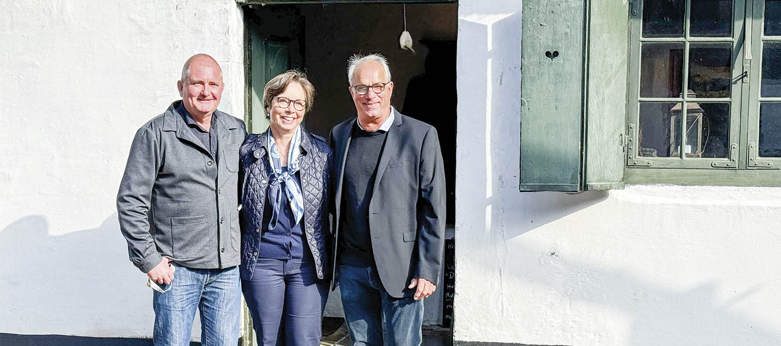 Foran den gamle gård i Store Magleby ses her museumsleder for Museum Amager, Søren Mentz (tv.), bobestyrer Kirsten Hede og bestyrelsesformand for Museum Amager, Carsten Dinesen Maass. Foto: Museum Amager.