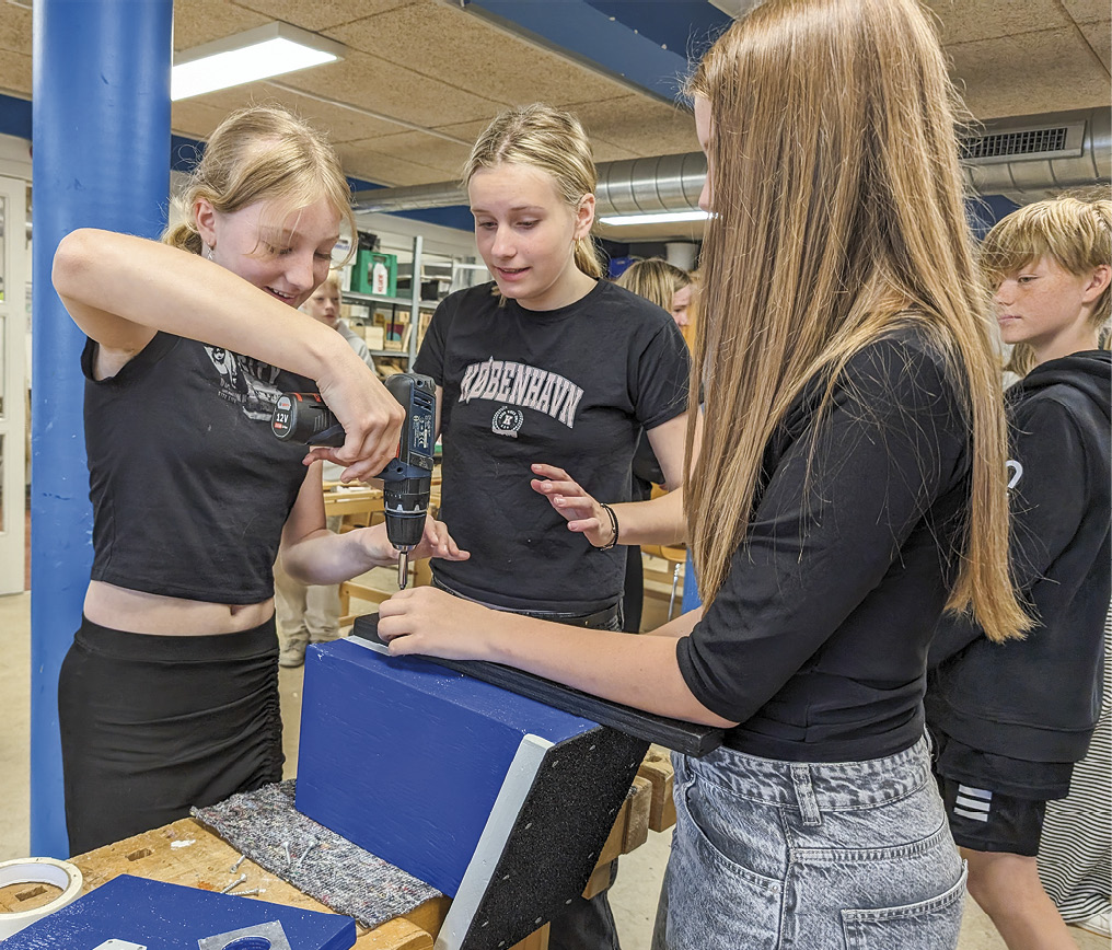 For nogle af eleverne er det første gang, de prøver kræfter med en skruemaskine. Foto: Rasmus Mark Pedersen.