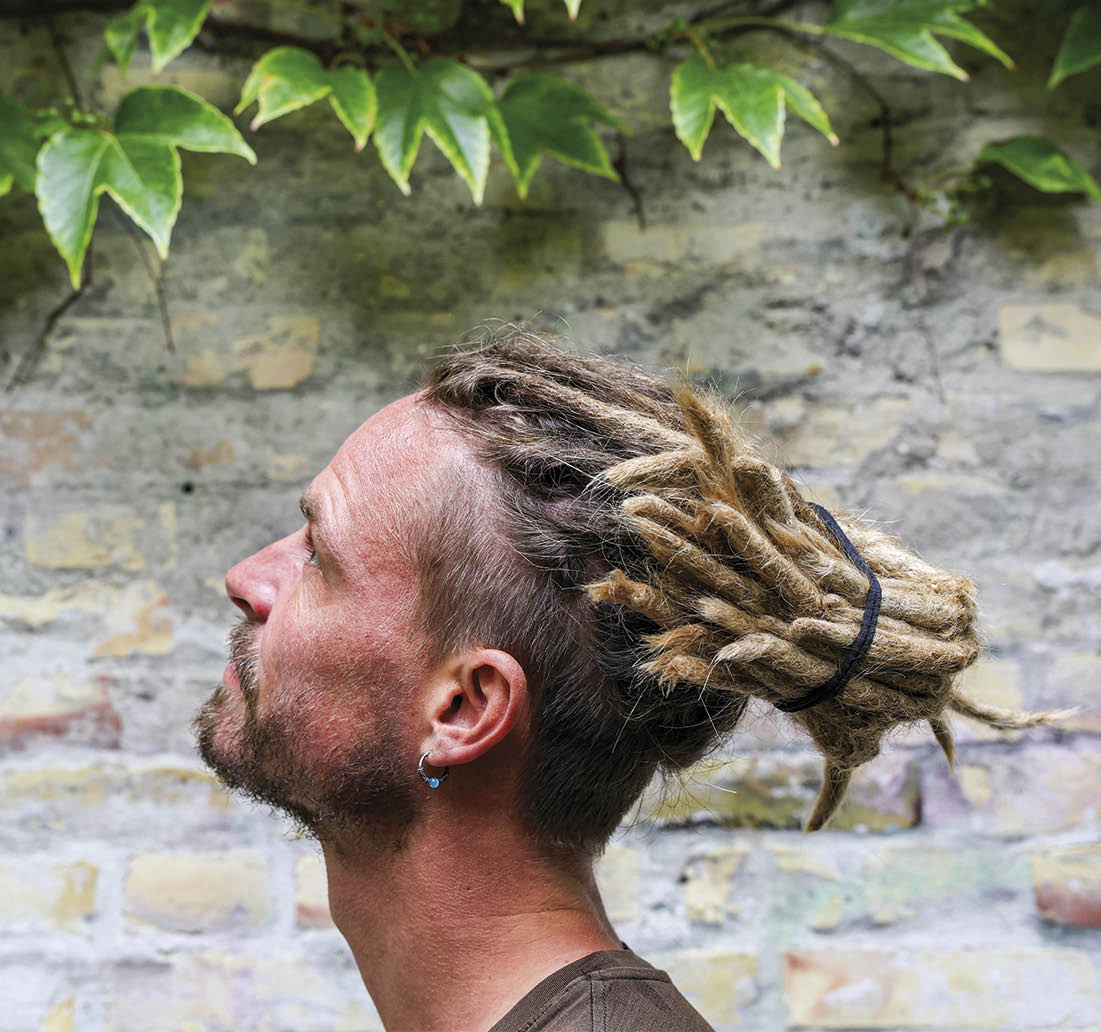 31-årige Mikkel Dal Hende fra Dragør sejler lige nu rundt på Ganges-floden. Her er han fotograferet på Nørrebro, lige inden han tog af sted. Foto: Karen Christensen.